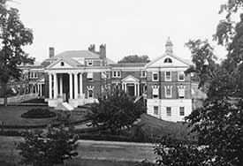 By 1907 Pavilions Two and Three had been added to the U.Va. Hospital. Courtesy of Historical Collections & Services, Claude Moore Health Sciences Library, University of Virginia.