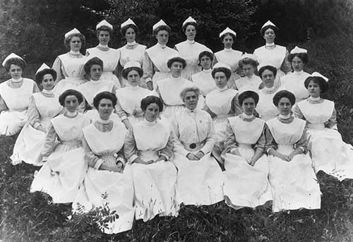 Superintendent of Nursing Mary Jane Hurdley, RN, with 1910 students. Eleanor Crowder Bjoring Center for Nursing Historical Inquiry, University of Virginia School of Nursing.