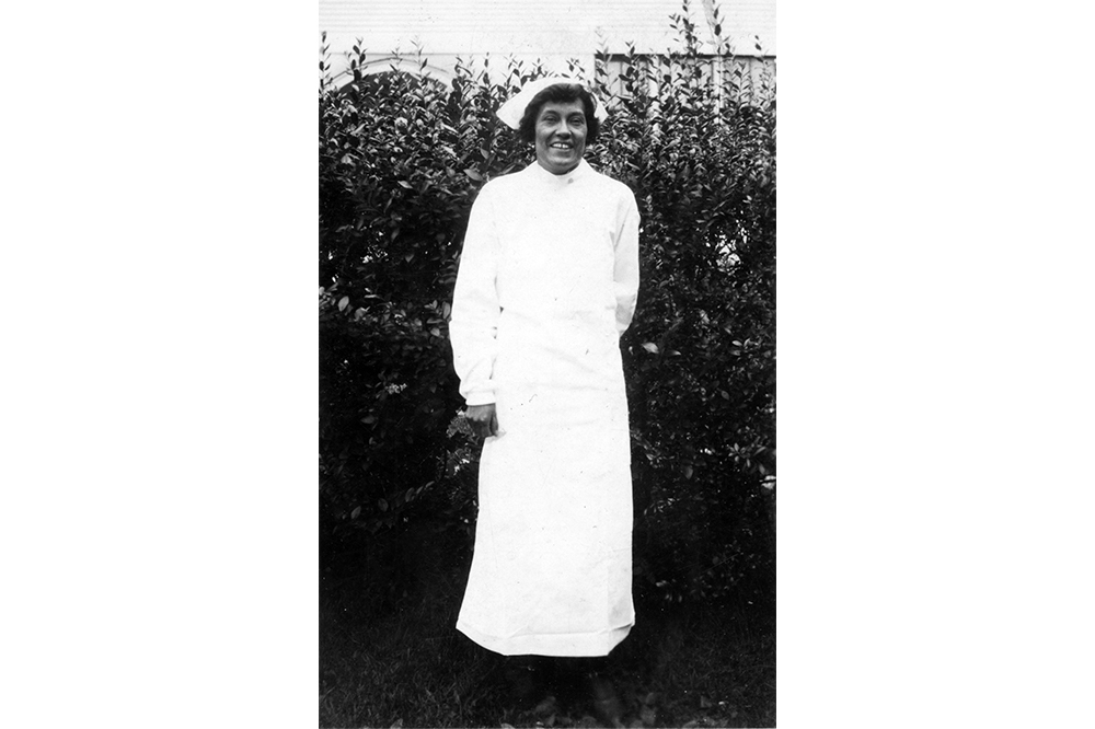 Nurse Lula Owl in her uniform in 1916