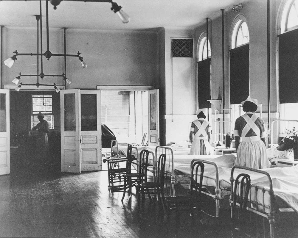  Students making beds in a U.Va. Hospital ward Courtesy of Historical Collections & Services, Claude Moore Health Sciences Library 