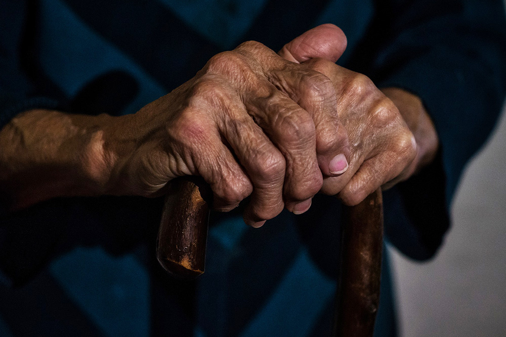 the gnarled hands of an elderly black woman